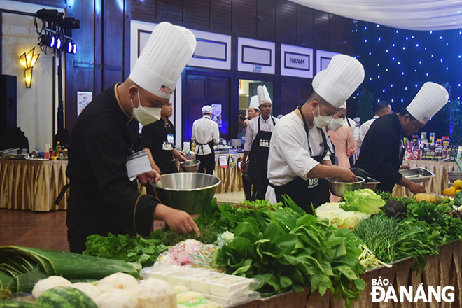 The chefs choosing the ingredients to prepare for their dishes. Photo: THU DUYEN