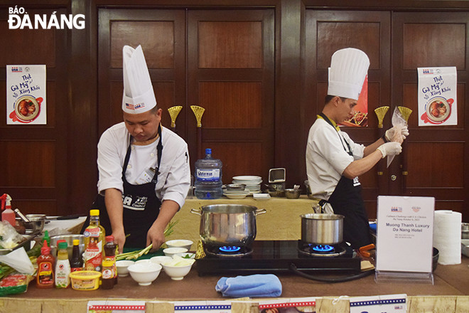 The chefs are preparing the dishes. Photo: THU DUYEN