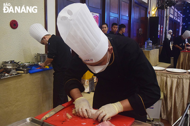 Each team consists of 2 chefs. Photo: THU DUYEN