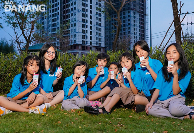 Students of the Inter-level Hope School based in the FPT Da Nang Urban Area are seen drinking fresh milk sponsored by TH Group through the Fund for Vietnamese stature. Photo: TRIEU TUNG