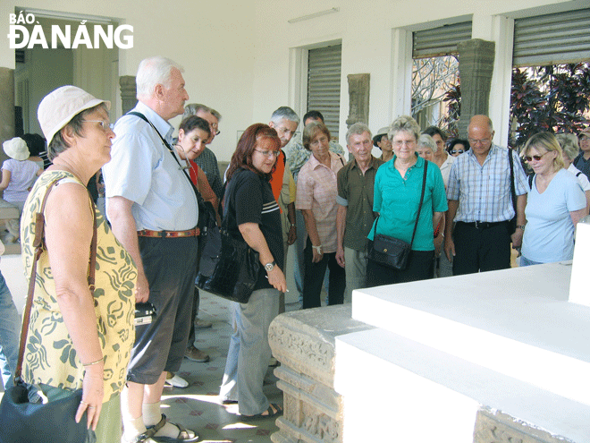 Foreign tourists visiting the Da Nang Museum of Cham Sculpture. Photo: THANH LAN