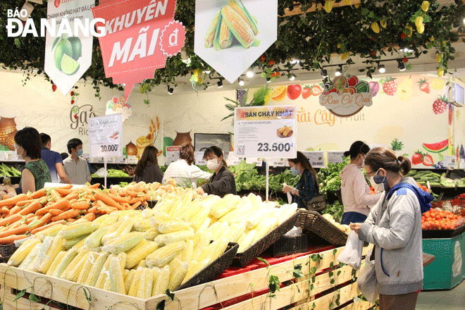 Shoppers are observed at the Lotte Mart Da Nang 