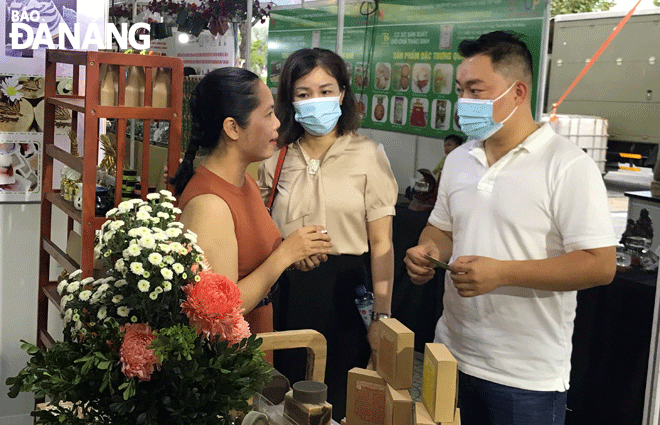 Visitors at the programme to promote typical agricultural and OCOP products in 2022. Photo: M.Q