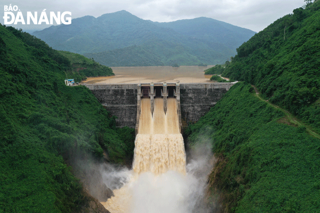 Thủy điện A Vương đã xả nước qua tràn để hạ thấp mực nước trong hồ nhằm sẵn sàng vận hành cắt, giảm lũ cho hạ du. Ảnh: HOÀNG HIỆP