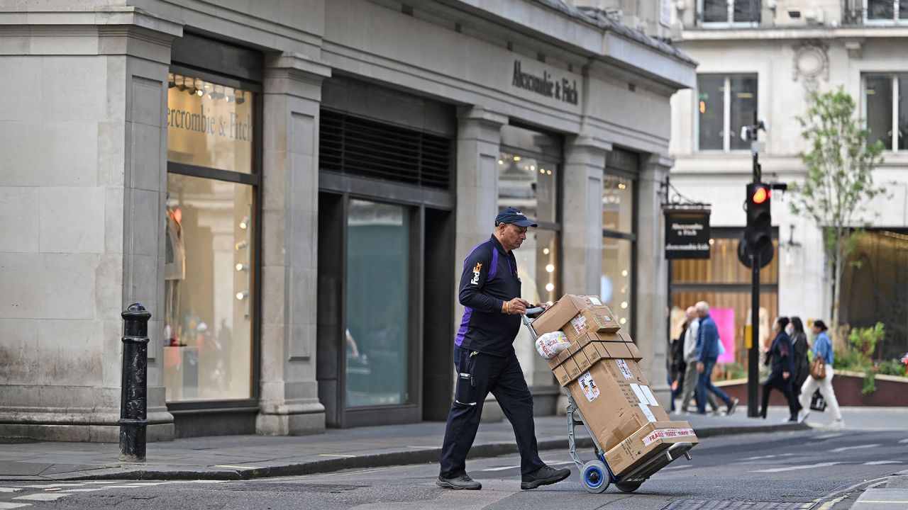 Nhân viên FedEx. Ảnh: Getty Images