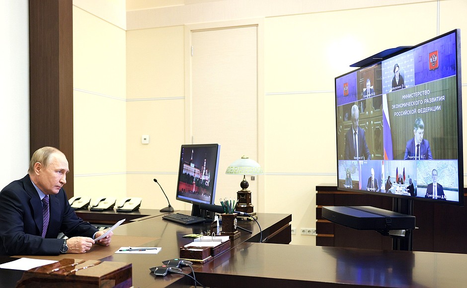 Tổng thống Nga Vladimir Putin dự cuộc họp trực tuyến về các vấn đề kinh tế ngày 6-10. Ảnh: Điện Kremlin	