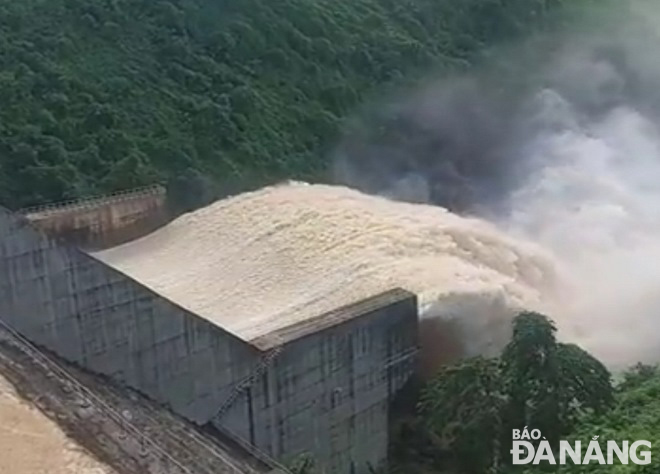 The A Vuong Hydropower Company continues to discharge water through the overflow spillways to lower the water level in the reservoir. Photo: HOANG HIEP