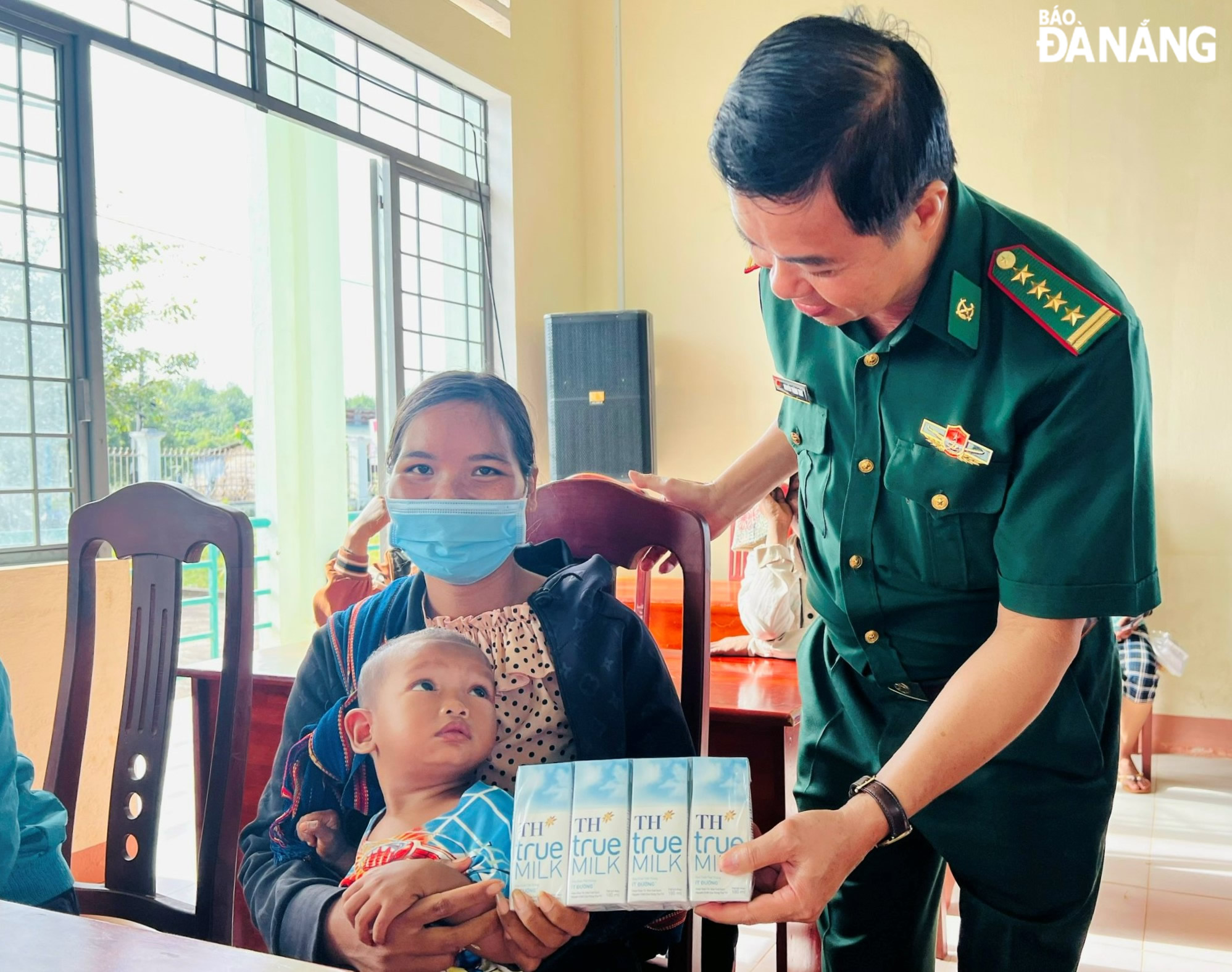 Đại tá Nguyễn Thanh Thủy, Phó Chính ủy BĐBP thành phố (phải) tặng quà cho trr em xã Ia Puch. Ảnh: BÁ VĨNH