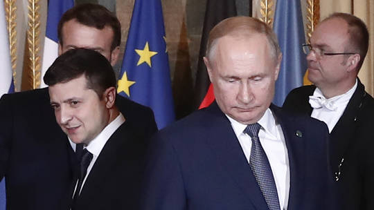 Hai Tổng thống Zelensky và Putin dự một cuộc họp tại Cung điện Elysee ở Paris, Pháp, ngày 9/12/2019. Ảnh: AP