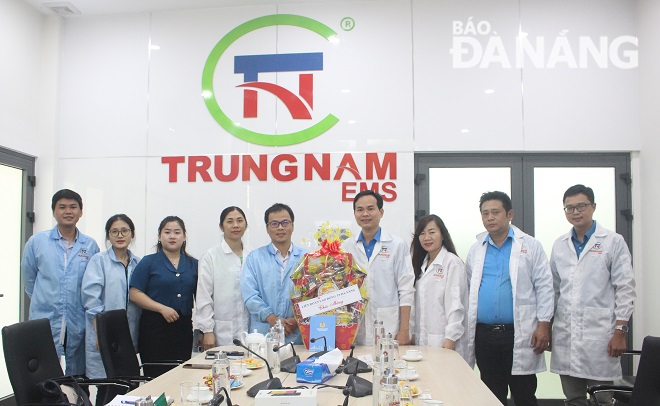 Chairman of the Da Nang Labour Confederation Nguyen Duy Minh (4th, from the right) visits the Trung Nam Electronic Manufacturing Services JSC. Photo: X.HAU