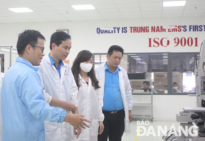 Chairman of the municipal Labor Confederation Nguyen Duy Minh visits the production line of the Trung Nam Electronic Manufacturing Services JSC. Photo: X.HAU