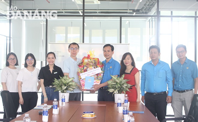 Mr. Yoo Jae Hong (4th, from the left), General Director of ICT Vina Co., Ltd. and a group of visitors from the Da Nang Confederation of Labour. Photo: X.HAU