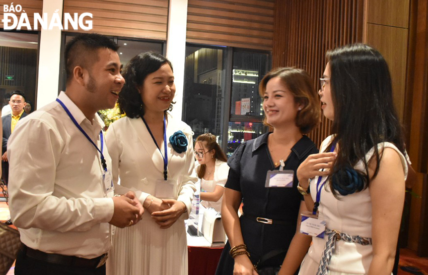 Các doanh nghiệp gặp gỡ, trao đổi bên lề buổi họp báo Hội chợ du lịch Quốc tế Đà Nẵng 2022. Ảnh: THU HÀ