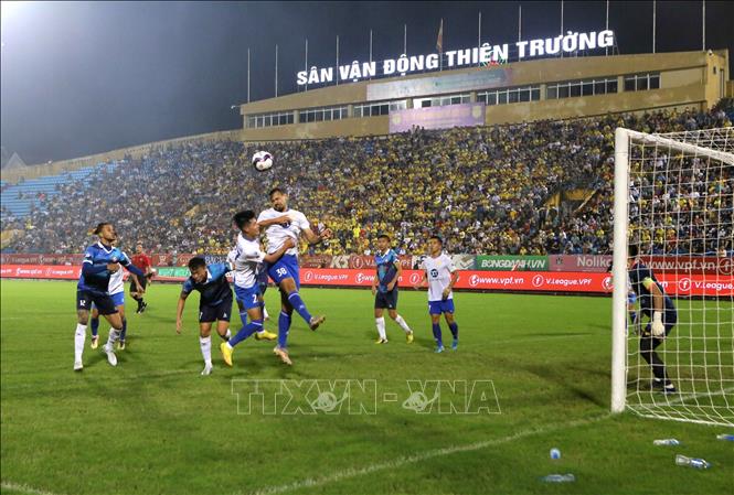 Pha bóng trước khung thành đội Nam Định.