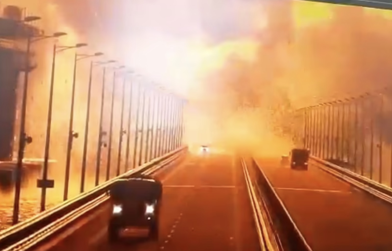 Khoảnh khắc chiếc xe bom nổ tung trên cầu Crimea vào sáng 8/10. Ảnh: D.M