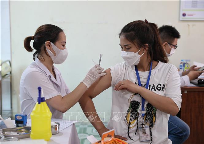 Cán bộ y tế Trung tâm Y tế các khu công nghiệp tỉnh Bắc Giang tiêm vaccine phòng COVID-19 cho người lao động. Ảnh: Danh Lam/TTXVN