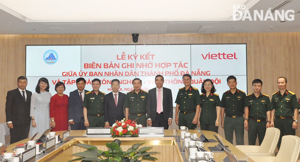 Leaders of Da Nang and Viettel Group posing for a group photo