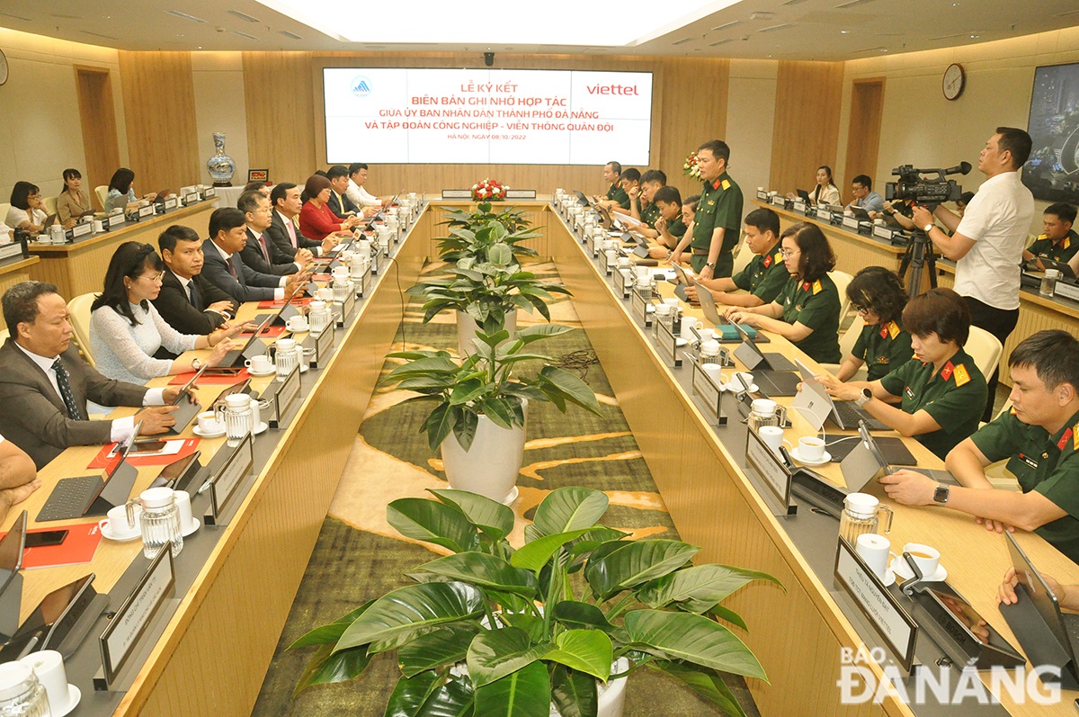 The scene of the meeting between the Da Nang People's Committee and Viettel Group