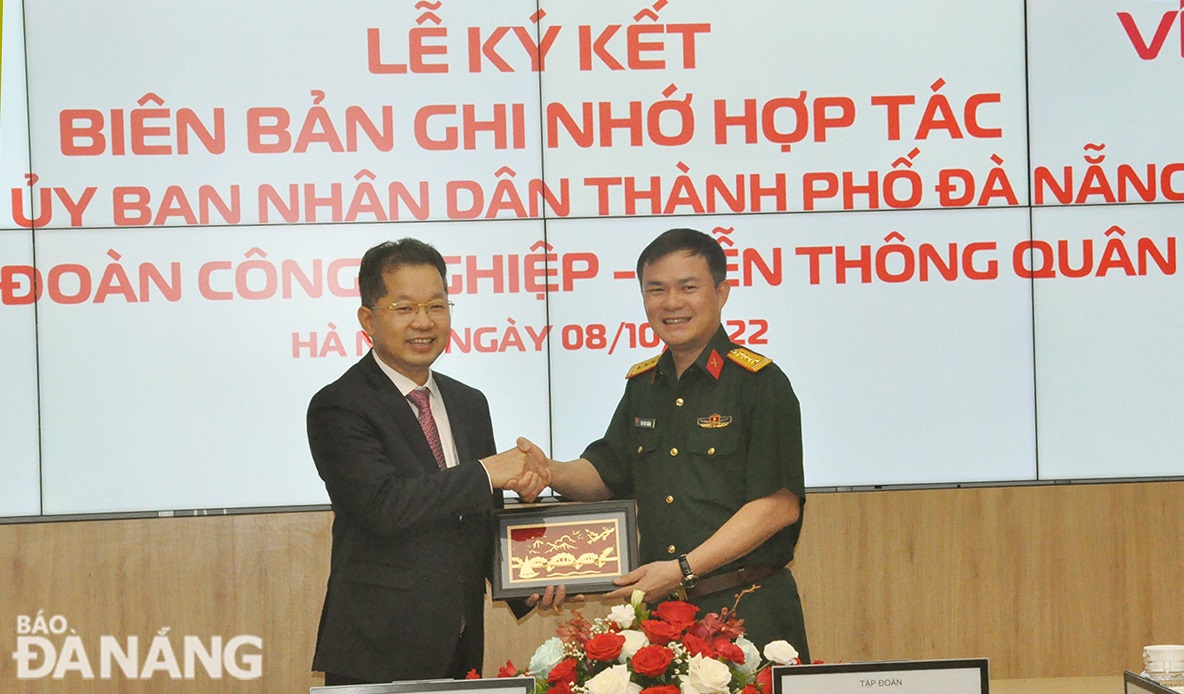 Da Nang Party Committee Secretary Nguyen Van Quang presenting a momento to the leader of Viettel Group