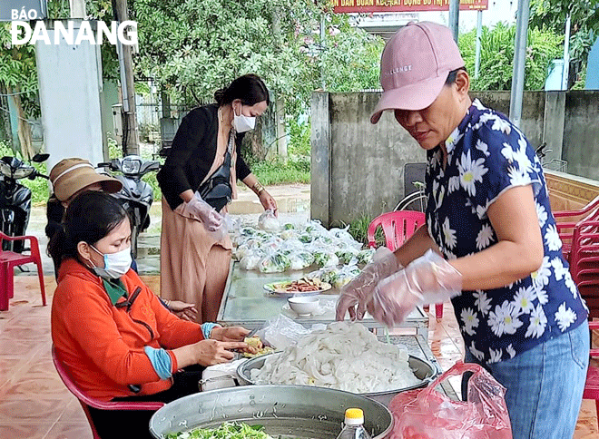   A member of the Khanh Son Womens Volunteering group prepares meals for needy people. Photo: L.P