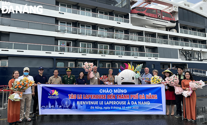  Foreign cruise ship passengers expect to experience and visit the famous tourist attractions in Da Nang. Photo:THU HA