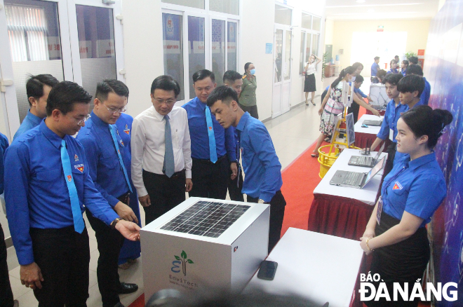 Delegates visit the virtual reality exhibition entitled 'Youth Aspirations'. Photo: Ngoc Quoc