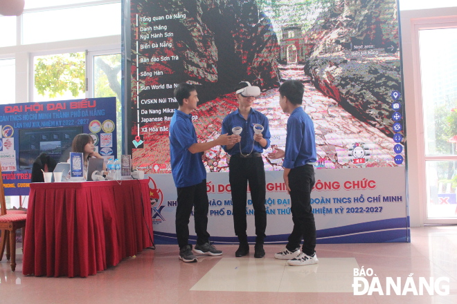 Delegates experience the virtual travel system in the exhibition 'Virtual Reality Space'. Photo: Ngoc Quoc