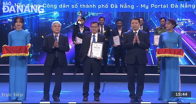 Ông Trần Ngọc Thạch, Phó Giám đốc Sở Thông tin và Truyền thông (giữa) đại diện UBND thành phố nhận giải thưởng Chuyển đổi số Việt Nam năm 2022. Ảnh: M.Q