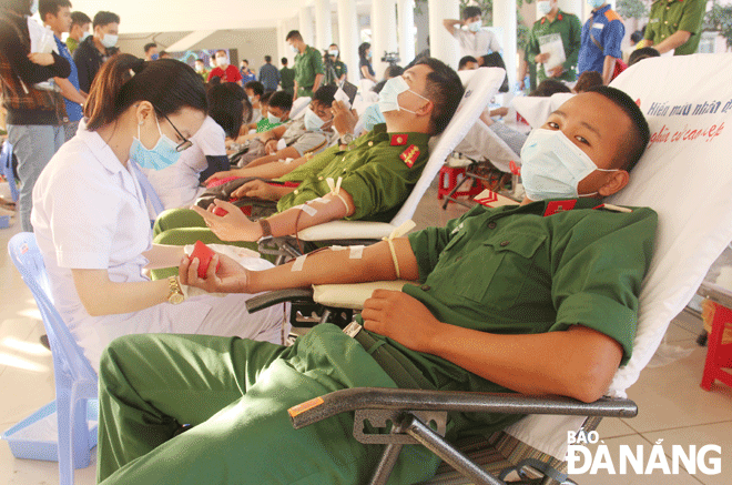 Tuổi trẻ các lực lượng vũ trang thành phố tham gia hiến máu tình nguyện. Ảnh: NGỌC QUỐC