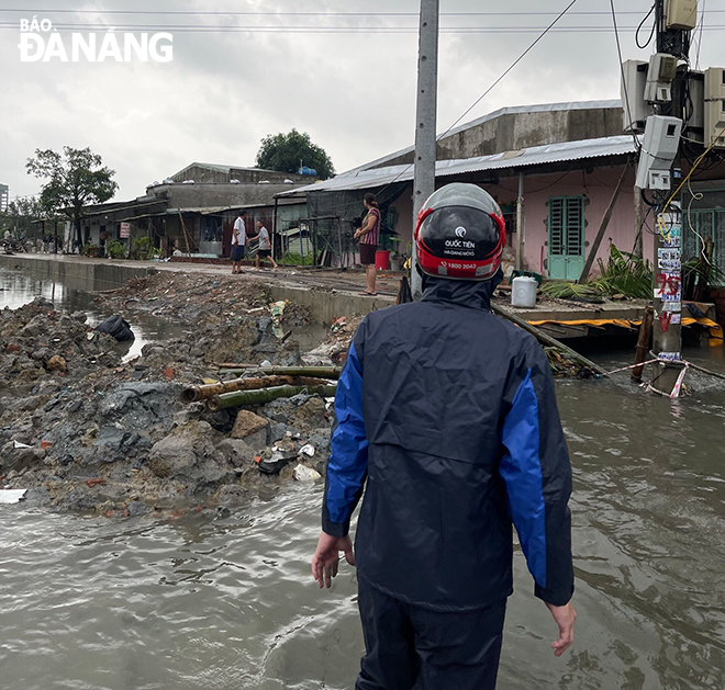 Lãnh đạo phường Hoà Minh đi kiểm tra, xử lý vùng ngập lụt. Ảnh: CHÁNH LÂM