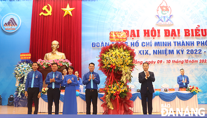 Bí thư Thành ủy Nguyễn Văn Quảng tặng hoa chúc mừng đại hội. Ảnh: XUÂN DŨNG