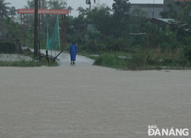 Tuyến đường bê-tông nối từ xã Hòa Tiến (huyện Hòa Vang) đi xã Điện Tiến, thị xã Điện Bàn, tỉnh Quảng Nam bị lũ ngập sâu gây chia cắt.
