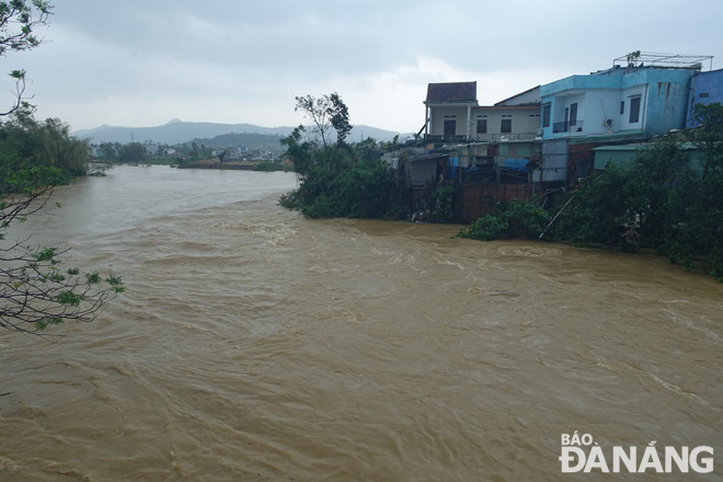 Lũ trên sông Túy Loan vẫn đang dâng lên và chảy xiết.