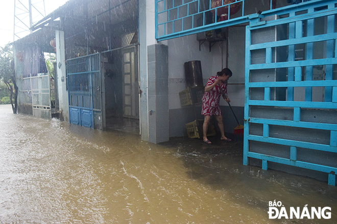 From 5:30am on October 10, the water level rise caused many houses to be submerged under between 15 and 20 cm of water. Photo: THU DUYEN