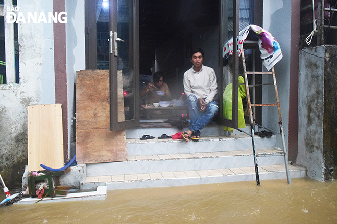 The current flooding affects people's lives and activities. Photo: THU DUYEN