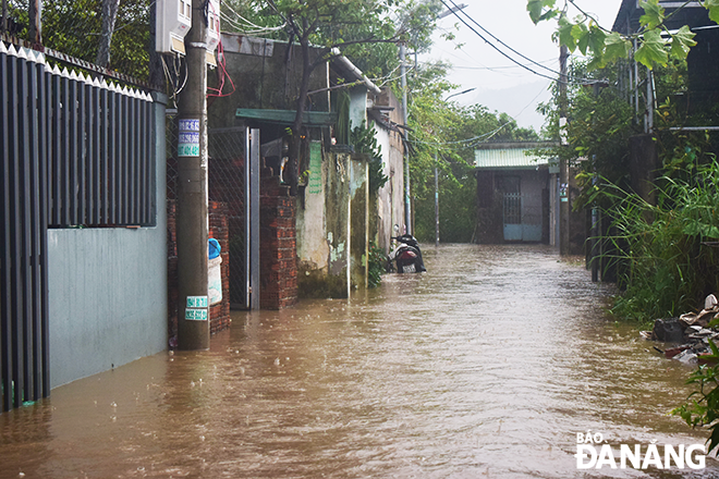 Road transportation in residential areas in Hoa Khanh Nam Ward is affected by the deep flooding waters. Photo: THU DUYEN