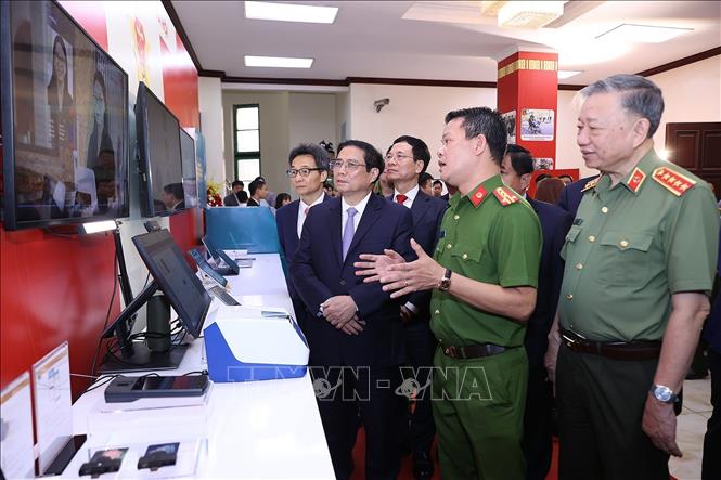 Thủ tướng Phạm Minh Chính tham quan trưng bày thiết bị và ứng dụng công nghệ số. Ảnh: Dương Giang/TTXVN