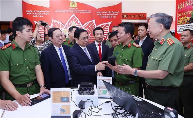 Thủ tướng Phạm Minh Chính tham quan trưng bày thiết bị và ứng dụng công nghệ số. Ảnh: Dương Giang/TTXVN