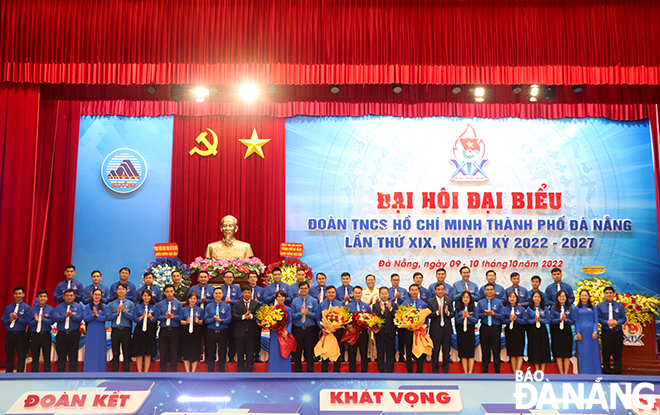 Leaders of Da Nang and the Ho Chi Minh Communist Youth Union’s Central Committee gave flowers to congratulate 41 new members elected to the Executive Committee of the Da Nang Youth Union in the 2022-2027 term. Photo: Ngoc Quoc