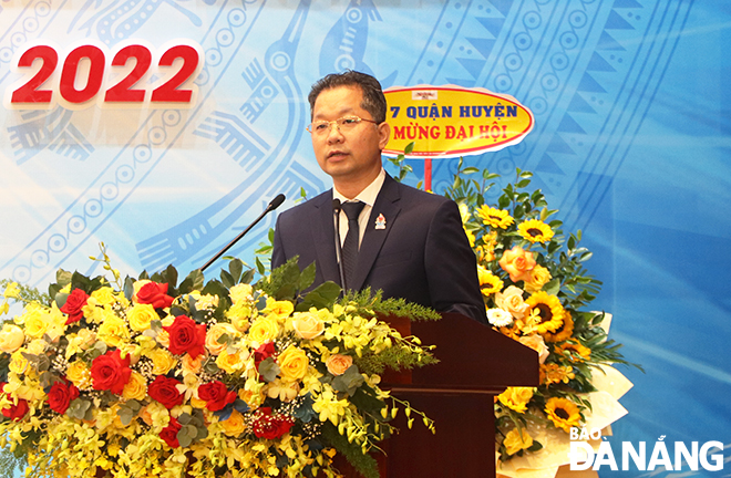 Municipal Party Committee Secretary Nguyen Van Quang speaking at the congress