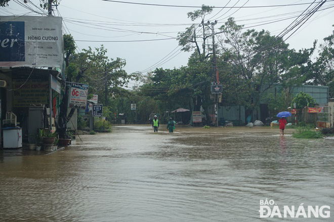 National Highway 14G has gone underwater after the Tuy Loan River burst its banks,  causing travel disruption from Da Nang’s Hoa Vang District  to Quang Nam province’s Dong Giang District. Photo: HOANG HIEP