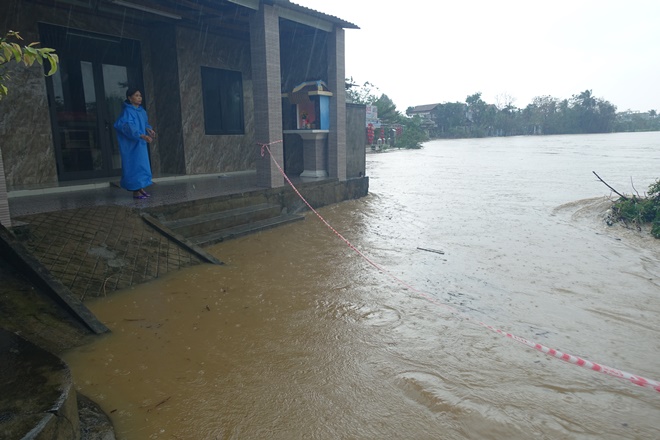 The rising water level on Tuy Loan River threatens residents living in low-lying areas along the river.