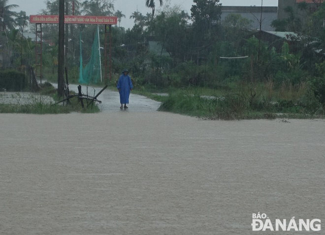 A concrete road linking Hoa Vang District’s Hoa Tien commune  with Dien Tien commune, Dien Ban Town, Quang Nam province is submerged in the deep.