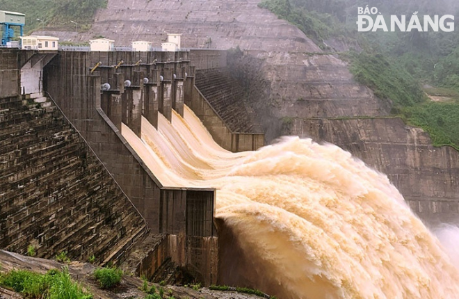 Thủy điện Sông Bung 4 vận hành giảm lũ cho hạ du vào chiều 10-10 và tiến đến vận hành cắt đỉnh lũ từ chiều tối cùng ngày. Ảnh: HOÀNG HIỆP