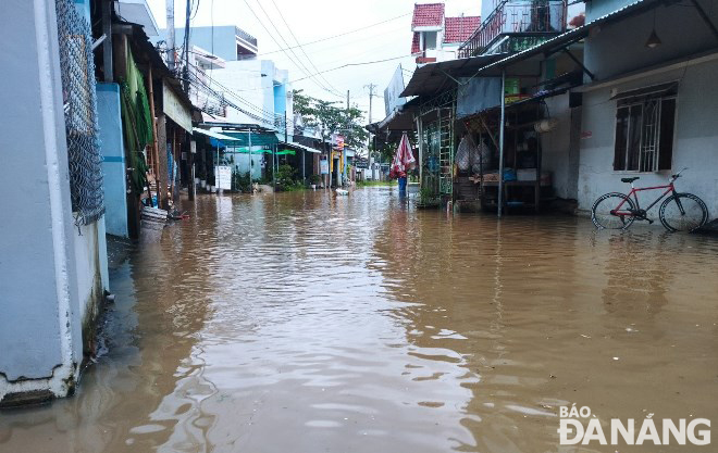 Khu vực thôn Lệ Sơn 2, xã Hòa Tiến, huyện Hòa Vang bị ngập lũ từ chiều 10-10. Ảnh: H.H