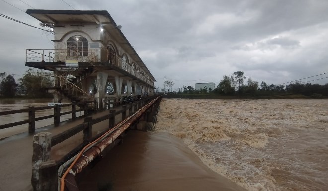Mực nước lũ trên sông Yên tại đập dâng An Trạch tăng lên với tốc độ dâng chậm lại từ chiều tối 10-10. Ảnh: H.H