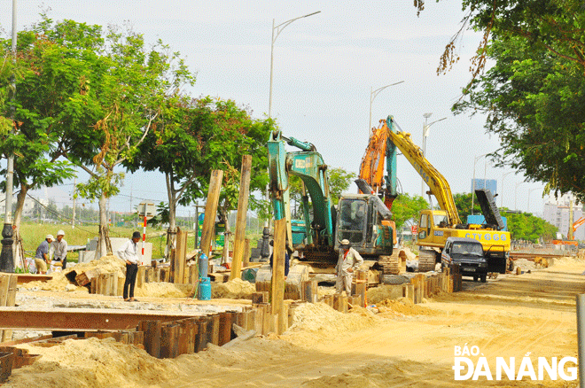 Công nhân thi công dự án Xây dựng hệ thống thu gom nước thải riêng và các tuyến cống chuyển nước mưa về sông Hàn cho lưu vực từ tuyến đường Hồ Xuân Hương đến giáp Quảng Nam, thuộc Dự án Phát triển bền vững thành phố.  Ảnh: THÀNH LÂN	