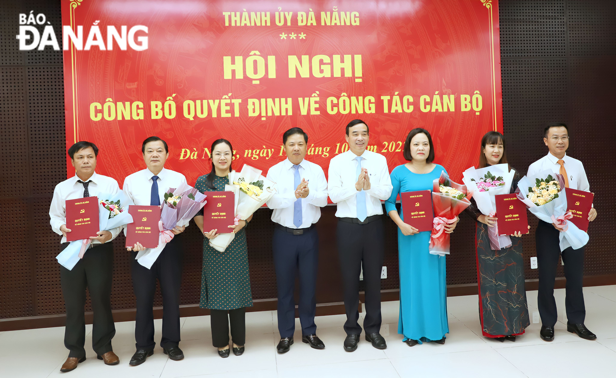 Phó Bí thư Thường trực Thành ủy Lương Nguyễn Minh Triết và Chủ tịch UBND thành phố Lê Trung Chinh trao các quyết định điều động và bổ nhiệm cho cán bộ, lãnh đạo các sở, ban, ngành. Ảnh: NGỌC PHÚ