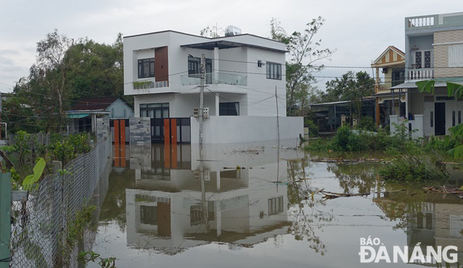 Nước lũ đang dâng lên ở khu vực thôn Yến Nê 1 (xã Hòa Tiến, huyện Hòa Vang).