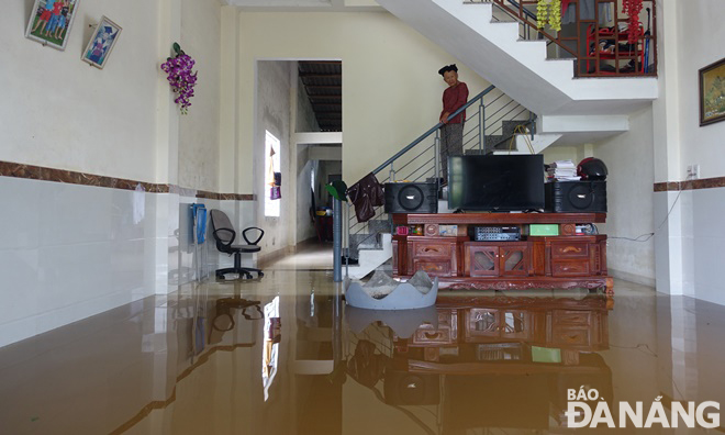 A household in La Bong Village, Hoa Tien Commune, Hoa Vang District, was flooded on the evening of October 10 and the water flood has not yet receded.